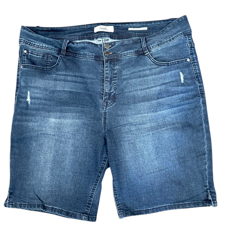 NWOT - Angels Curvy Bermuda Jean Shorts.